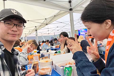 語学堂（大学が運営する言語や文化を学ぶ学校）の友人達と大学のフェスに参加