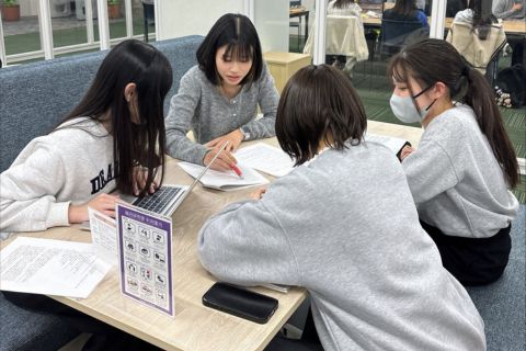 総合研究室で仲間と話し合う様子