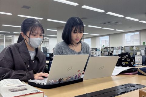 資料を作成している様子