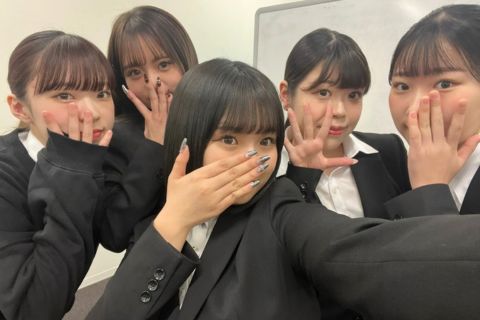 証明写真撮影会の合間に、友人と撮影した一枚