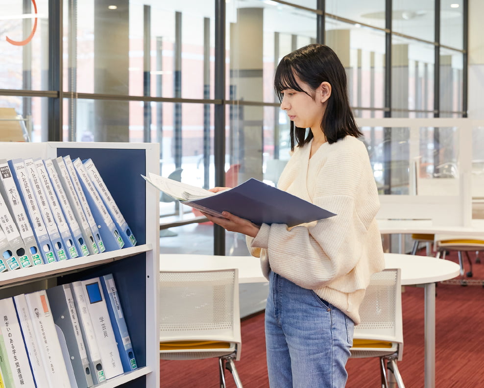 調べものをしている様子