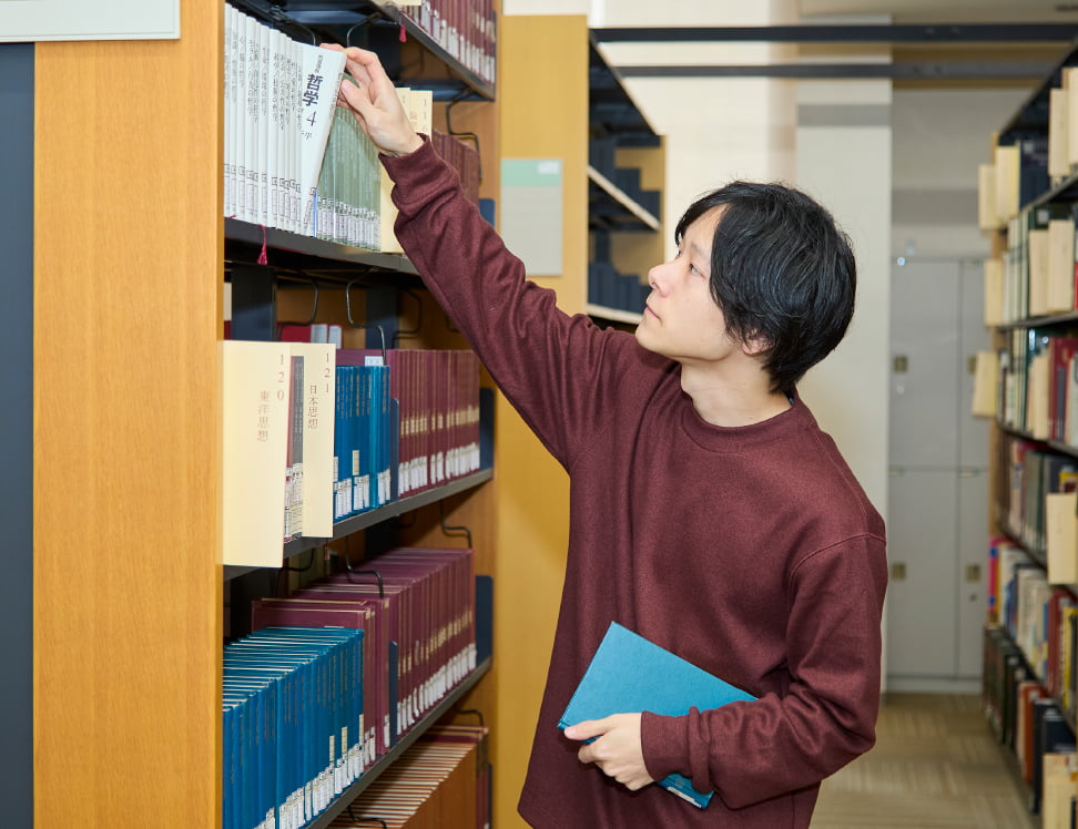資料を探す様子