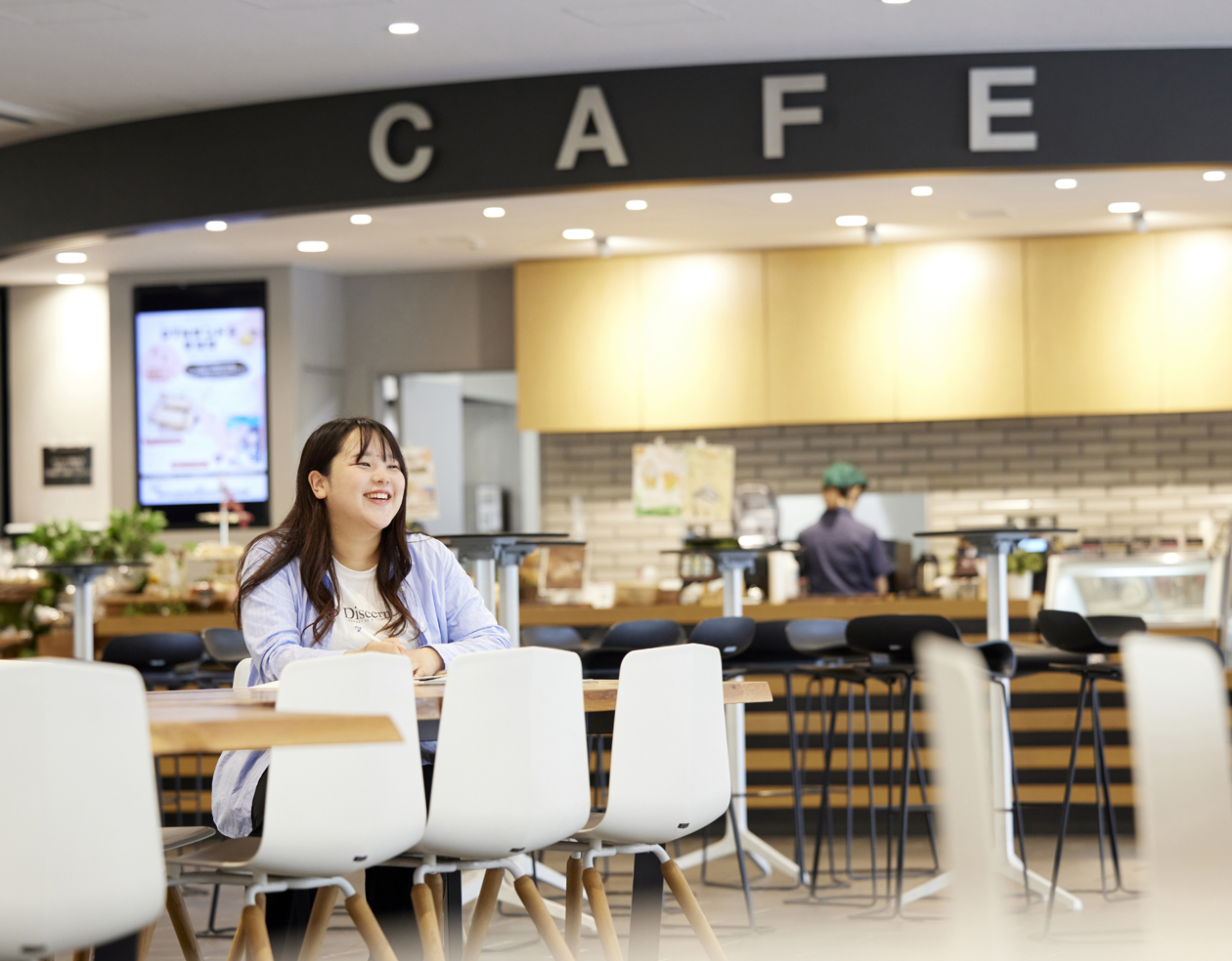 カフェで過ごす様子