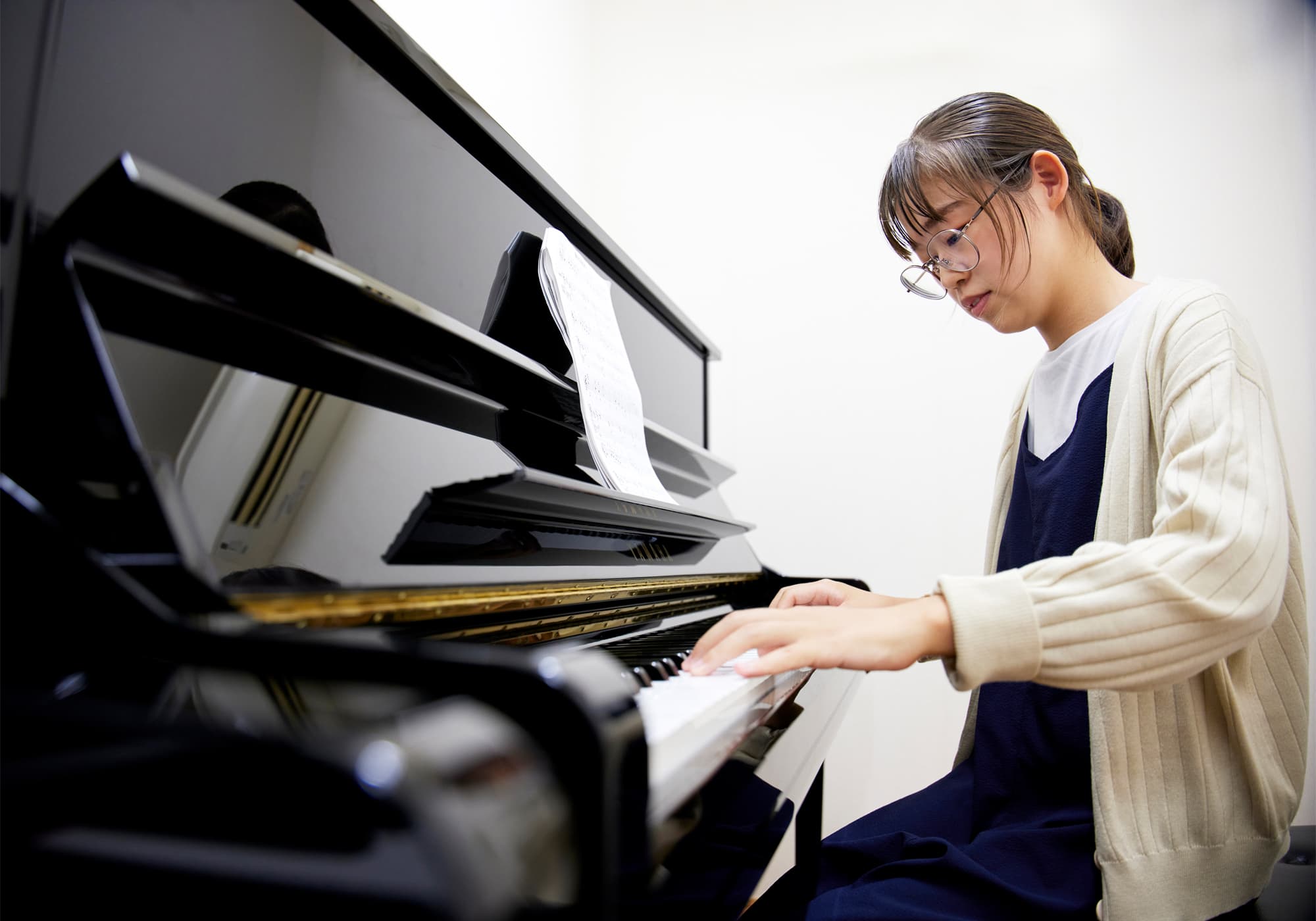 ピアノを弾いている様子