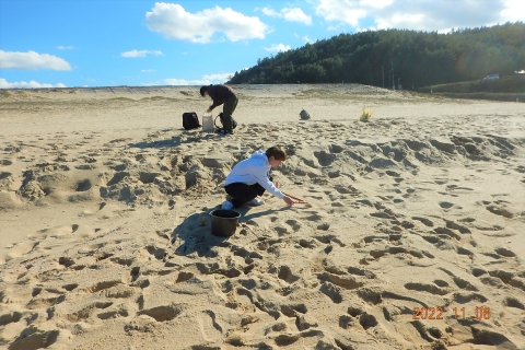 網野町海浜漂着プラスチックの 調査・清掃活動