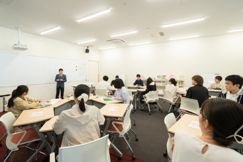 文藝塾で講義を受ける学生たち