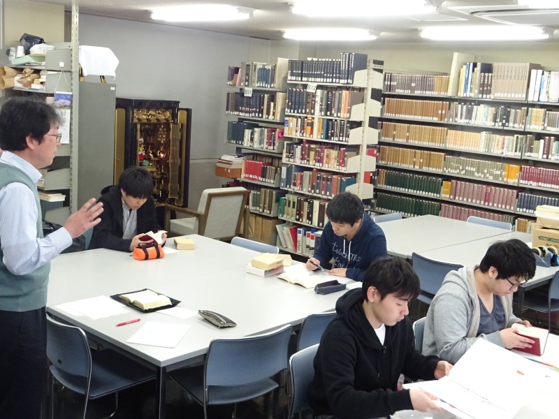 仏教教育センターで学習する学生