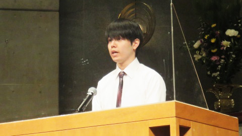講演会え感話を述べる学生